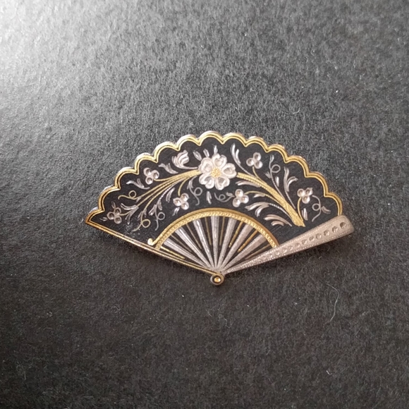Jewelry - Vintage damascene brooch